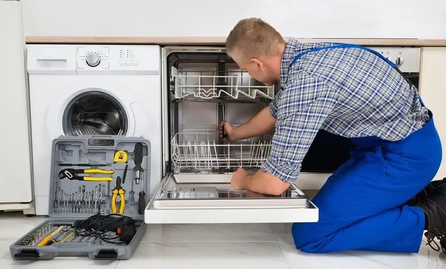 Turgutlu Gorenje servisi teknisyen ekibi beyaz eşya tamiri yaparken